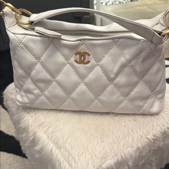 Chanel White Quilted Shoulder Bag with Gold CC Logo - Picture 1 of 6
